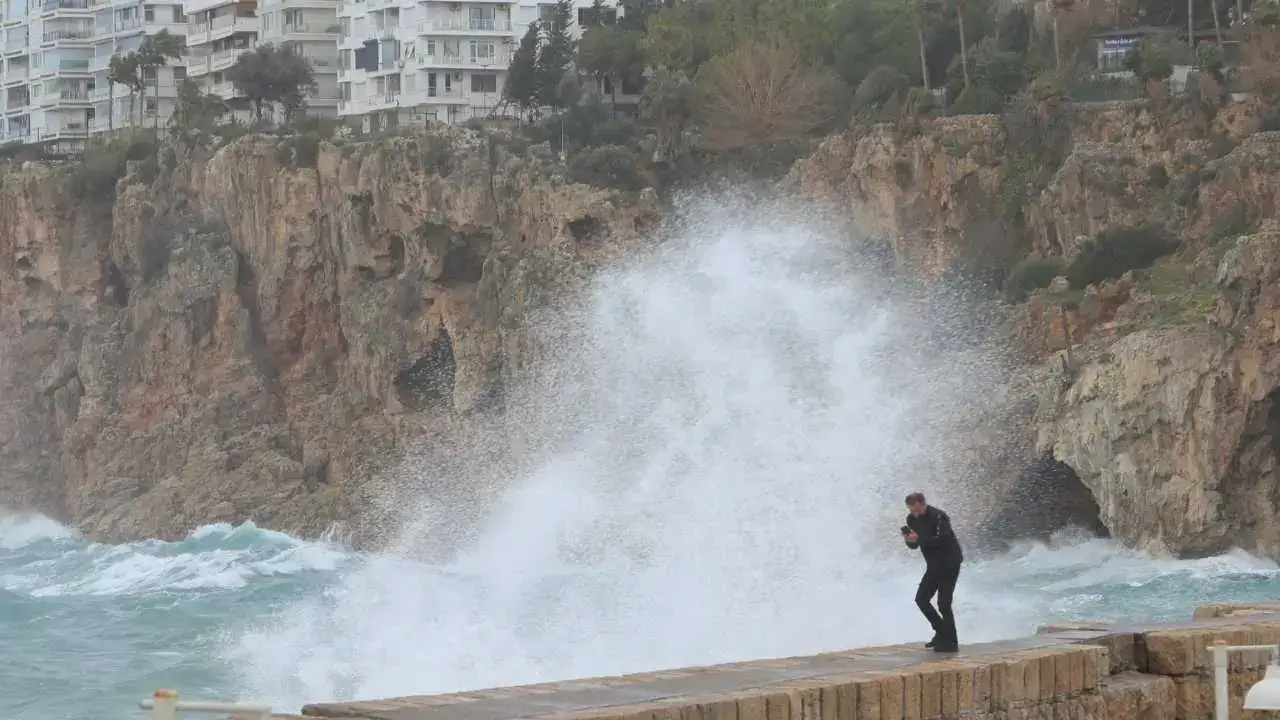 Antalya’da Çatılar Uçtu, Dev Dalgalar Falezleri Dövdü! 1